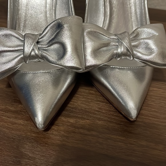 VALENTINO WOMEN'S LEATHER METALLIC DOLLYBOW PUMPS SILVER - Picture 10 of 16